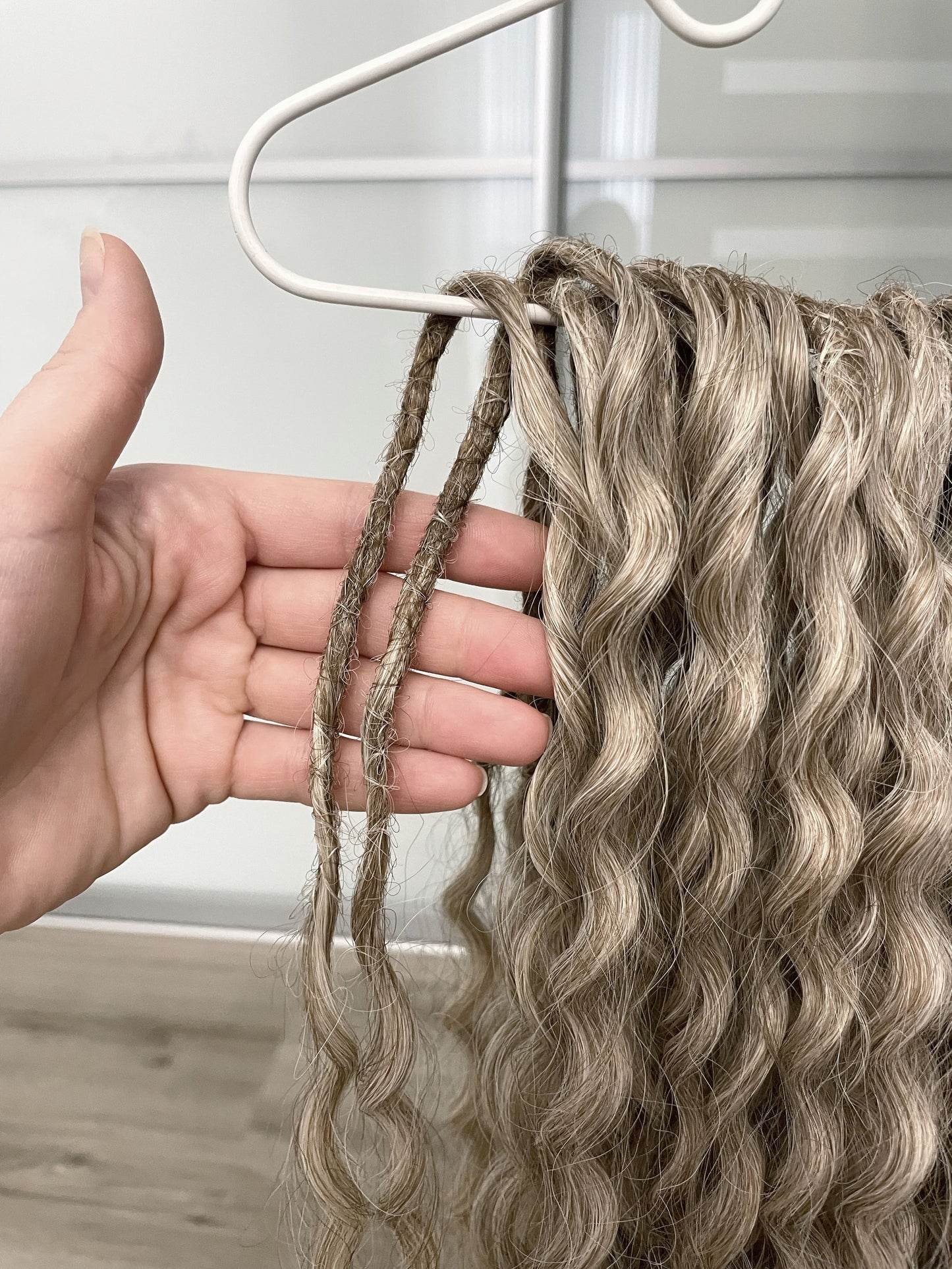 Set of caramel curly crochet synthetic dreads, 60 DE, full set